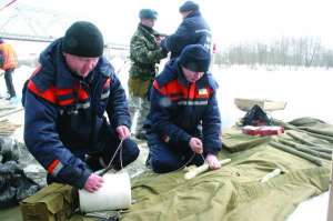 Черниговские взрывотехники готовят взрывчатку во вторник, 16 марта, на берегу Десны. В последний раз лед у мостов Черниговщины взрывали в 2006 году