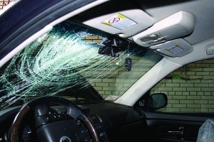 Разбитое лобовое стекло в автомобиле Александра Кулинича. Метровая рессора пробила стекло, пролетела мимо головы водителя и упала на заднее сидение. От пережитого у шофера почти два часа дрожали руки и ноги
