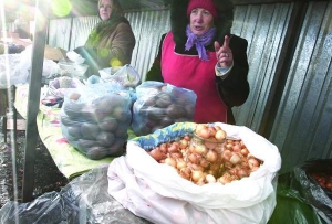 Нина Головченко (справа) привозит на Лесной рынок столицы картошку со своего огорода. Живет в селе Русанов под Киевом. В январе овощ продавали по 5 гривен за килограмм. Теперь — по 3,50