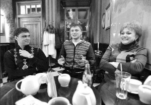 Жена главного тренера сборной Украины по футболу Анна Маркевич со старшим сыном Остапом (в центре) и младшим Юрием