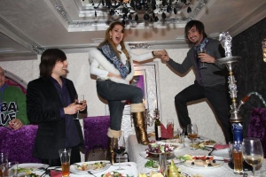43-річна актриса Ольга Сумська зі співаком Віталієм Козловським (праворуч) святкують його 25-річчя у столичному "Вагоні-ресторані" 9 березня 2010 року