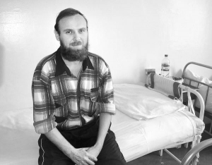 Валерий Кудренко из Носовки в палате черниговской областной больницы. Он отдал мошеннице 329 гривен