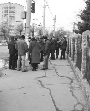 Тюремні наглядачі прийшли під приміщення Вінницького обласного управління виконання покарань. Обурюються, що міліціонери побили трьох їхніх колег