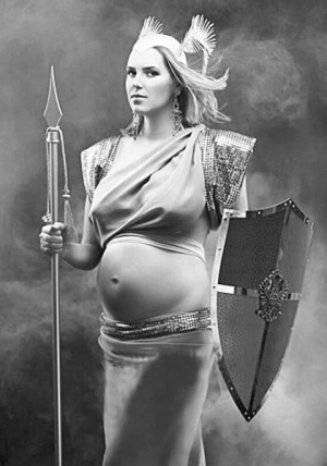 Пловчиха Яна Клочкова в образе скандинавской богини Валькирии. Она на седьмом месяце беременности