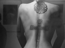 Эту модель Юрий Билак решил сфотографировать, когда увидел на ее спине вытатуированный грузинский крест. Каждый квадрат в нем — икона