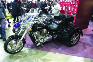 Триколісні мотоцикли ”хонда”, перероблені із серійних мотоциклів, показують на виставці мототехніки в Києві