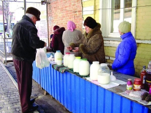 На міні-ринку біля магазину ”Україна” в Миргороді торгують молоком жителі навколишніх сіл, переважно із Комишні. Кажуть, що здають переробникам інваліди, пенсіонери та ті, хто сам не може вивезти молоко на продаж