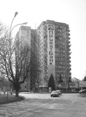 Шестнадцатиэтажный дом на проспекте Свободы в центре Ужгорода называют смертоносным. С его балкона ежегодно прыгают самоубийцы