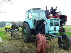 Фермер із села Малі Канівці Чорнобаївського району Іван Олійник готує трактор до обробітку землі. Город біля хати оре, а землю в полі розпушує плоскорізом  
