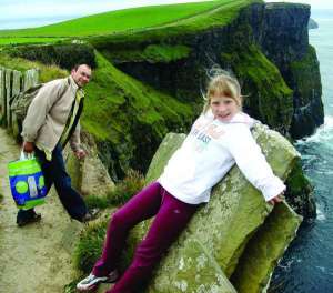 Прошлым летом Юлия Лопаницина вместе с мужем своей матери Глебом и сестрой Лерой (на фото) ездили на Клиффс-оф-Мохер, самый западный мыс Ирландии