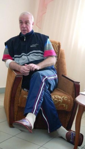 Актор столичного театру імені Франка Володимир Абазопуло лежить у столичній лікарні ”Феофанія”. У суботу збирається втекти додому, на святкування 90-річчя свого театру