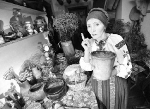 Ольга Наливайко печет куличи в глиняной форме из Полтавщины. Ее женщине подарили во время этнографической экспедиции в начале 90-х. Тесто к стенкам такой формы не пристает и хорошо выпекается