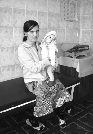 Інна Швець із сином Дмитром у Вінницькій районній лікарні. Без паспорта жінка не може оформити допомогу по народженню дитини