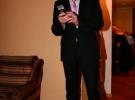 Актор Остап Ступка телефонує друзям. На свято він прийшов у чорному костюмі й рожевій краватці