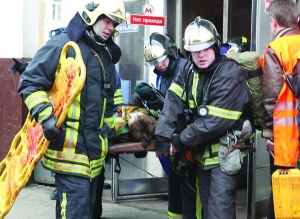 Рятувальники виносять постраждалих від вибухів у метро на станції Парк культури в Москві 29 березня 2010 року