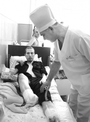 Лікар-хірург Віталій Гаєвський оглядає Володимира Познякова у Хмельницькій міській лікарні. Хворому ампутували обидві ноги
