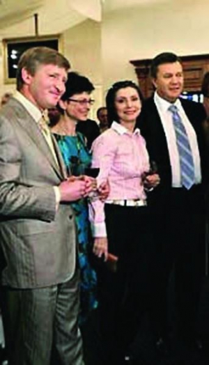 Нардепы-”регионалы” слева направо: Ринат Ахметов, Ирина Горина, Елена Бондаренко на праздновании дня рождения Виктора Януковича 9 июля 2008 года