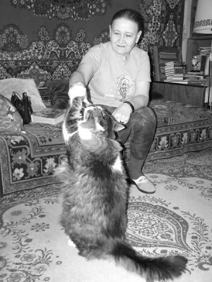 Олександра Мамонтова з Рівного грається з котом Тимофієм. Фото 2008 року