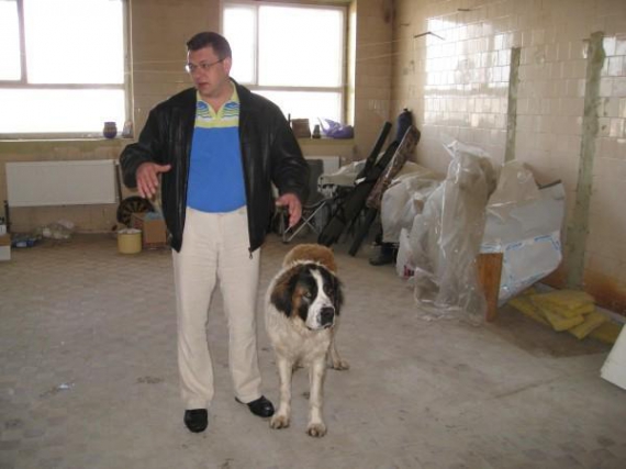 Міський голова Черкас Сергій Одарич показує свій будинок у селі Мошни, за 40 кілометрів від Черкас. ”Перекриття під холом прийму і зроблю скляний дах. Посадимо високі пальми й пустимо східці на другий поверх”, — розказує він. Поряд із мером собака Флорі,