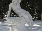 На заднем дворе стоит скульптура ”Девушка с виноградом”. Возле нее Сергей Одарич обустроил ”Уголок любви”: поставил лавочки, осветил территорию 10 фонарями