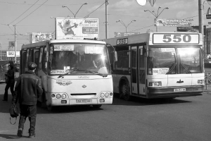 Автобус МАЗ на Севастопольській площі в Києві з новим, більшим вказівником маршруту (праворуч). Ліворуч — маршрутка із типовою табличкою. Більшість автобусів у столиці їздить із невеликими табличками