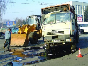 Понівечений КамАЗ на вулиці Островського у Вінниці. На асфальт витекло машинне масло. Автобус уже відтягли з місця аварії