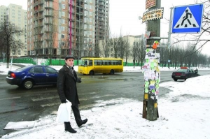 Киевлянин Николай Толок показывает пешеходный переход, на котором его сбил легковой автомобиль. Милиционеры пять с половиной лет не могут расследовать это происшествие