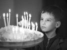7-річний львів’янин Павло у греко-католицькій церкві Святих Ольги та Єлизавети ставить свічки за здоров’я батьків. Цього року він вперше сповідався
