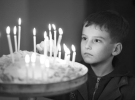 7-летний львовянин Павел в греко-католической церкви Святых Ольги и Елизаветы ставит свечи за здравие родителей. В этом году он впервые исповедовался