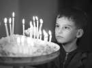 7-летний львовянин Павел в греко-католической церкви Святых Ольги и Елизаветы ставит свечи за здравие родителей. В этом году он впервые исповедовался