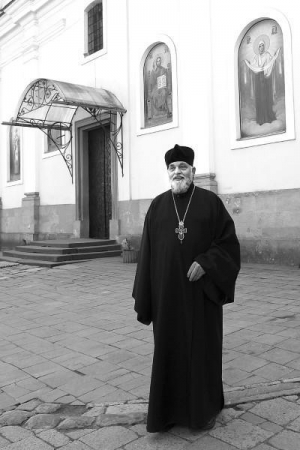 Отец Павел Кочкодан выходит из храма Покровы Богородицы в центре Львова в среду, 31 марта. На Пасху он будет служить здесь праздничную литургию с 24.00 до 3.00