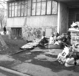 Біля багатоповерхівки на вулиці  Коновальця у Тернополі у понеділок зранку лежать купи сміття. Непотріб не вивозили протягом тижня. Будинок обслуговує ЖКГ №7. Його визнали найгіршим у місті 