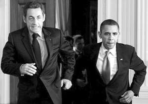 Президенты Барак Обама и Николя Саркози 31 марта убегают от журналистов после завершения пресс-конференции в Белом доме. Журналисты назвали сцену их побега ”Бэтмен и Робин”. Это герои известного голливудского блокбастера