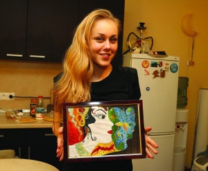 Співачка Альоша у київській студії звукозапису Вадима Лисиці показує портрет дівчини, який намалювала дев’ять років тому. Живопису її вчили тітка та дідусь, які є членами Спілки художників України