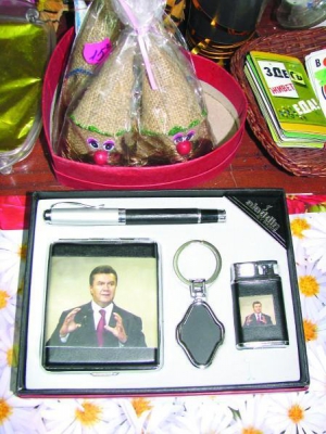 Такие подарочные наборы с изображением президента Виктора Януковича на зажигалке и портсигаре начали продавать в Харькове за 75 гривен