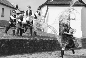Село Холлоко, 100 кілометрів від Будапешта. За традицією, у Великодній понеділок місцеві хлопці обливають дівчат водою