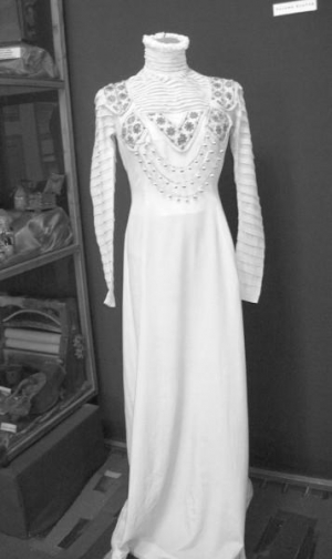 Бальна сукня, яка 91 рік пролежала під східцями будинку уманчанина Валерія Москаленка. Її виставлено у краєзнавчому музеї міста Умані на Черкащині
