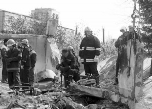 Загін рятувальників розбирає у вівторок опівдні завали насосної станції в Ялті