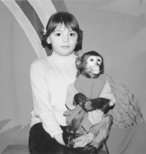 7-річна Діана Мовенко сфотографувалася з мавпою. Батьки не дозволяли дівчинці робити фото з твариною, та вона їх умовила. Знімок коштував 15 гривень
