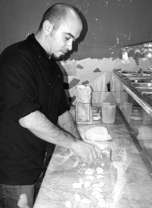 Шеф столичного ресторана ”Аль Фаро” Стефано Минней готовит традиционное итальянское блюдо — ньокки. Они похожи на украинские галушки