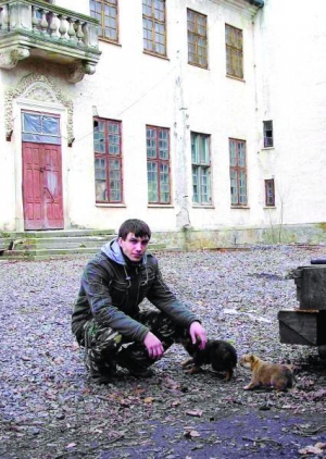 Степан Томащук охороняє недобудований палац Шувалова в Тальному. Отримує 800 гривень щомісяця