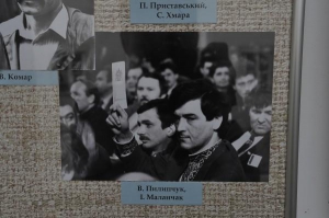 Голова Комарнивского городского совета Игорь Маланчак голосует во время сессии Львовского областного совета в 1990 году. Архивное фото с выставки, открывшейся 7 апреля во Львовском историческом музее