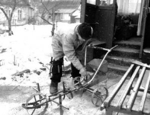 Полтавец Сергей Никитин демонстрирует собственное изобретение — однорядную сеялку ”У-дачную”. Ею обрабатывает две сотки огорода. Садит любые семена: от моркови до картошки