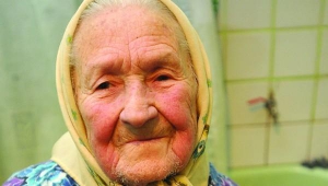 ”Чтобы дожить до ста лет, не крадите, не врите, только правду говорите. Если кто-то пакость делает, нужно перетерпеть — потому что это все от Бога”, — советует столетняя львовянка Ксения Болтач