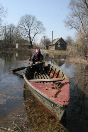 У 70-летней Веры Цацук из села Новоселки Репкинского района Черниговщини есть лодка. Иногда перевозит людей через затопленные улицы