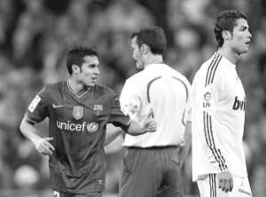 Форвард ”Барселони” Педро (крайній ліворуч) провів другий гол у ворота ”Реала”. Найдорожчий гравець світу Кріштіану Роналду (у білій формі) матч провалив — у кінці поєдинку його освистали уболівальники господарів