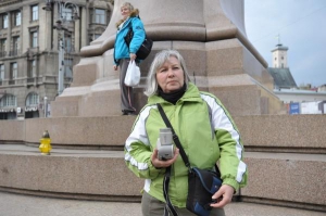 Руководитель туристической группы с Польши Мария Крупа-Ніхтач в воскресение около памятника Адаму Мицкевичу в центре Львова
