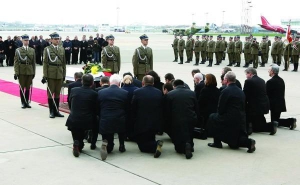 На аэродроме варшавского аэропорта ”Окенче” представители польского правительства молятся у гроба с телом президента Леха Качиньского. В воскресенье его доставили спецрейсом из Москвы