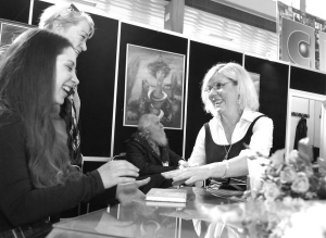 Львівська письменниця Єва Гата (праворуч) роздає автографи в столичному інституті фізкультури.  Вона приїхала на книжковий ярмарок ”Медвін” зі своєю новою книгою