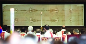 Паломники стоят перед плащаницей 10 апреля. Папа Бенедикт будет молиться перед ней 2 мая